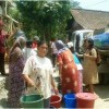 Sejumlah warga Cilayung saat menerima bantuan air bersih dari PDAM Kuningan.